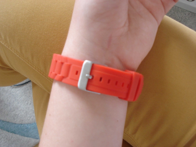 orange rote Armbanduhr