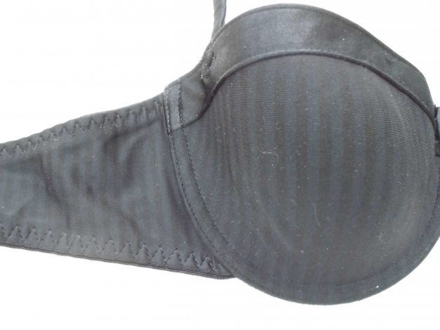 Schwarzer BH mit Satinumrandung !