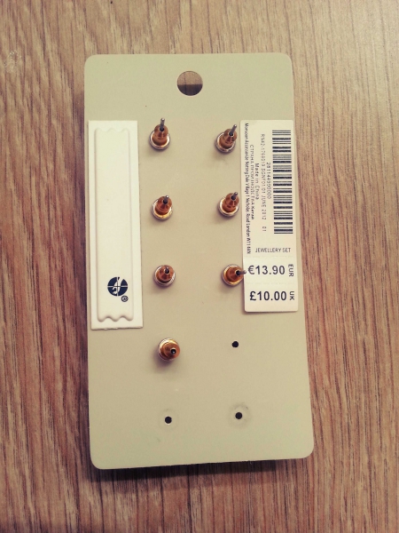 Accessorize Ohrringe + Rimmel Nagellack