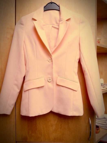 Lachsfarbener Blazer mit aufgesetzten Taschen