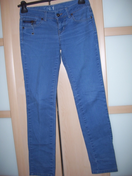 hellblaue röhrenjeans von only
