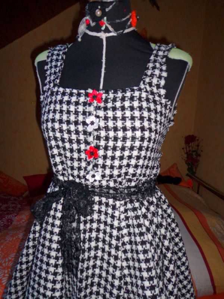 Bouclé Hahnentritt Winterkleid Blumen Gr. S  *Unikat*