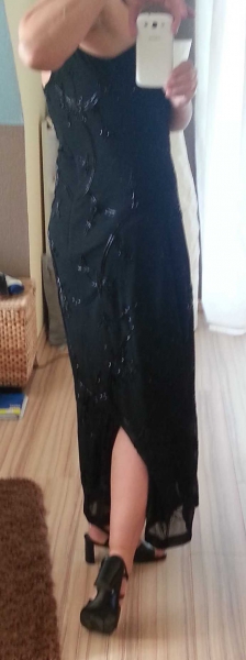 Tolles Abendkleid mit Perlen bestickt