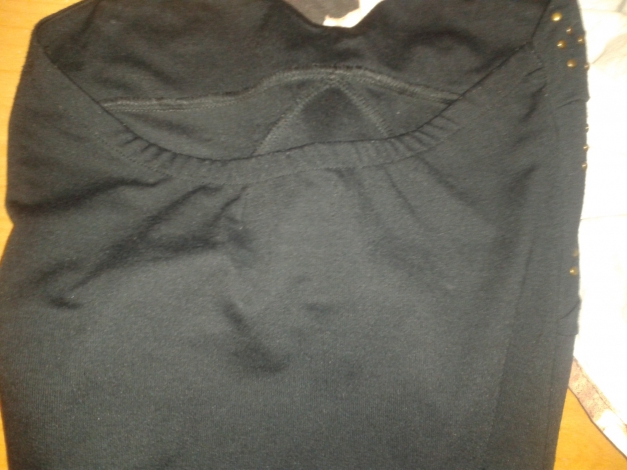 Schönes enges schwarzes Kleid mit Nieten