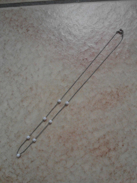 feine Kette mit Perlen