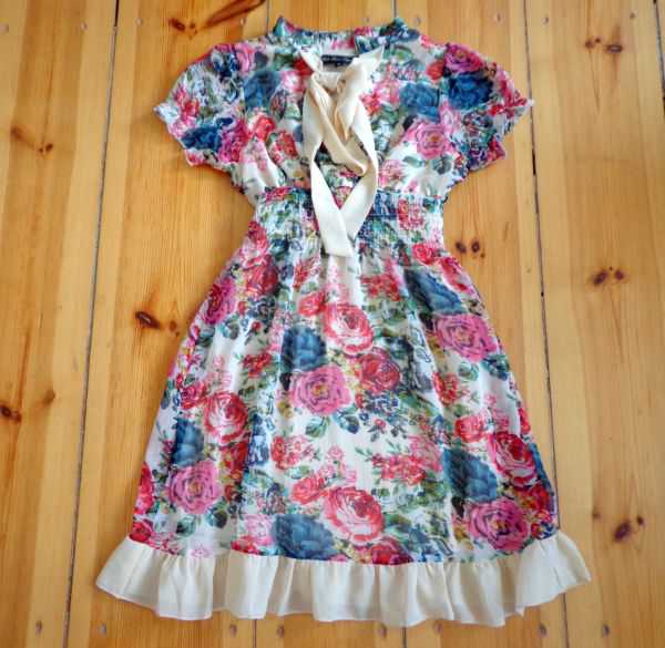 Süßes Blumenkleid mit Rüschen und Schleife