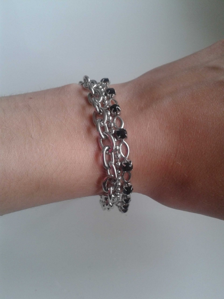 Schwarz / silbernes Armband mit Steinchen
