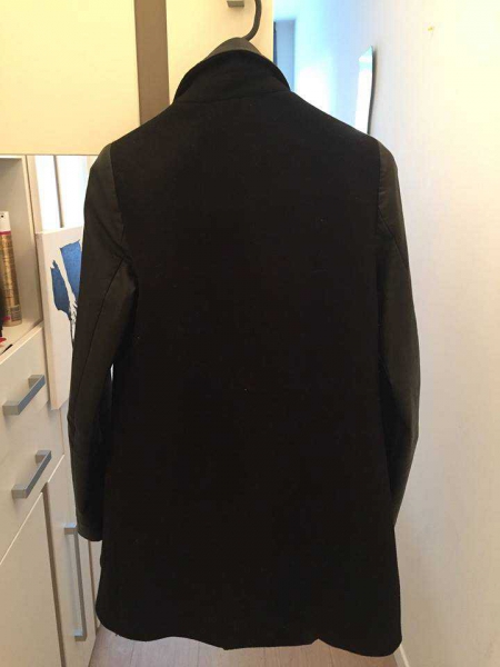 Beliebter Zara Mantel, XS, Schwarz mit Lederärmel und Reißverschluss, Blogger