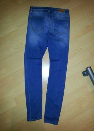 Jeans in intensivem Balu von ZARA