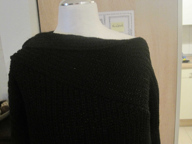 asymmetrischer schwarzer Pullover
