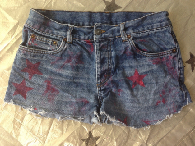 Hot Pants: Jeans mit roten Glitzersternen Fransenlook! Weltweites Custom-Unikat!