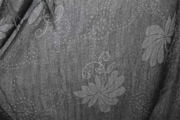 durchsichtig grauer dünner schal mit mustern