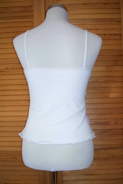 Weißes Top mit Netzteil