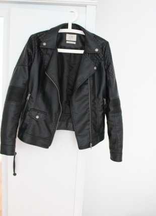 Schwarze Lederjacke im Bikerstil