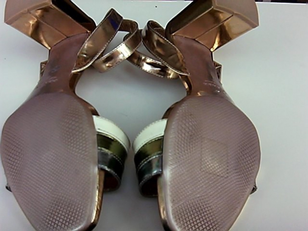 Goldene ungetragene Pradaschuhe 