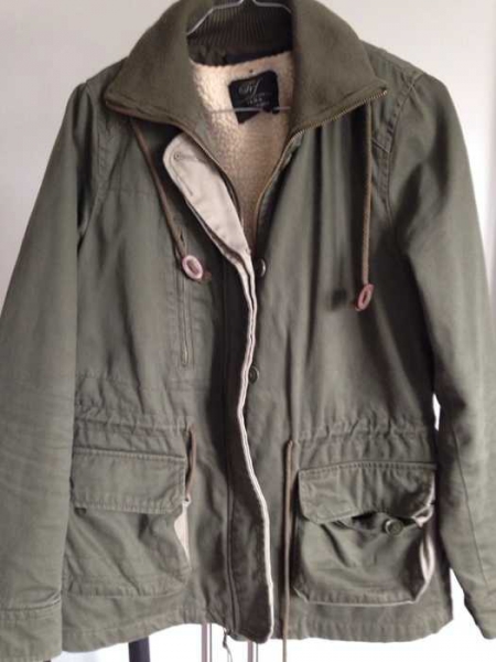 Khakifarbener Parka von Zara