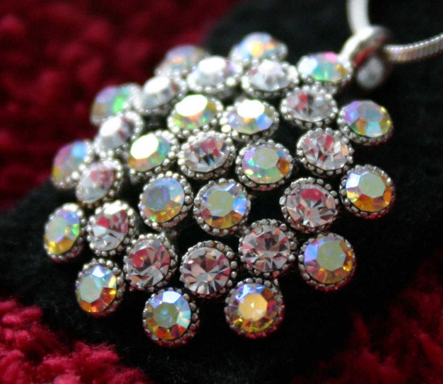 Funkelnde runde Halskette mit Strasssteinen