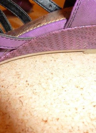 Wunderschöner lila Schuh mit Keilabsatz