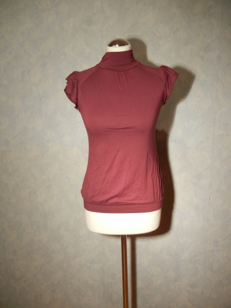 weinrotes Rollkragen-Shirt mit ausgestellten Ärmeln