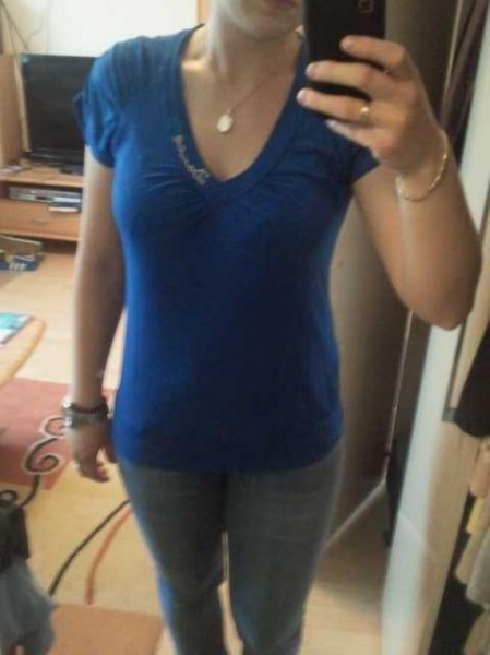 Blaues T-Shirt mit V-Auschnitt