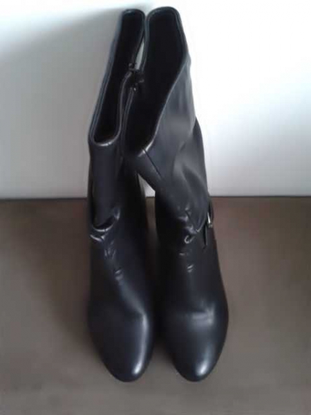 Wunderschöne warm gefütterte neue Stiefel.