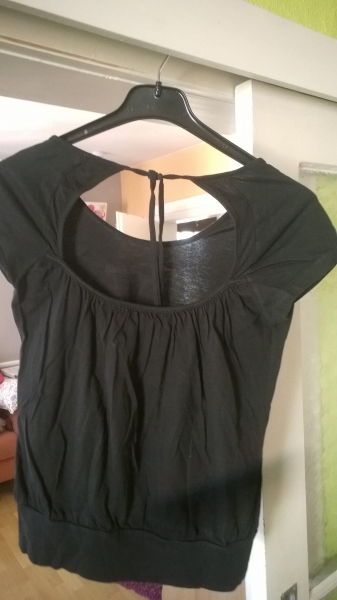 schwarzes shirt mit aufdruck