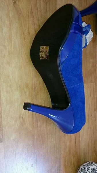 Tolle Blaue Pumps mit einer Blume vorne 
