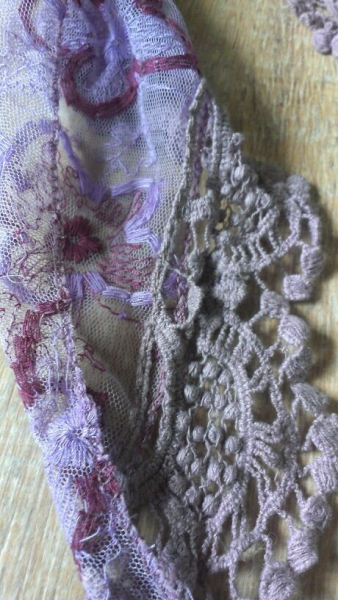 Lila- rosa Tuch mit zarter Spitze