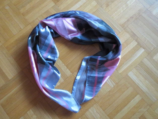 Tuch, rosa und grau mit Blumen-Muster