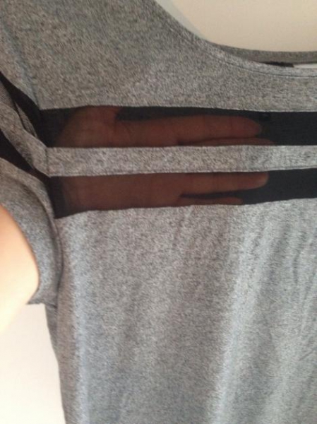 Graues Tshirt mit schwarzen transparenten Streifen 