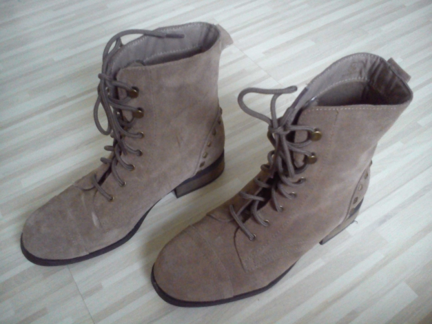 wunderschönes Paar Wildlederstiefel Boots NIeten