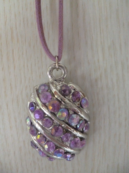 Anhänger mit Flieder Steinchen auf einer Samtkordel ; / P&C 