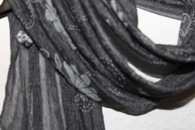 durchsichtig grauer dünner schal mit mustern