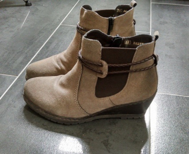 Schöne Lederschuhe mit Keilabsatz