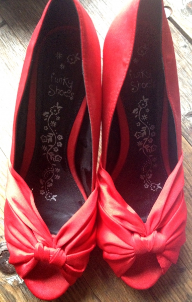 Zuckersüße rote Satin-Pumps