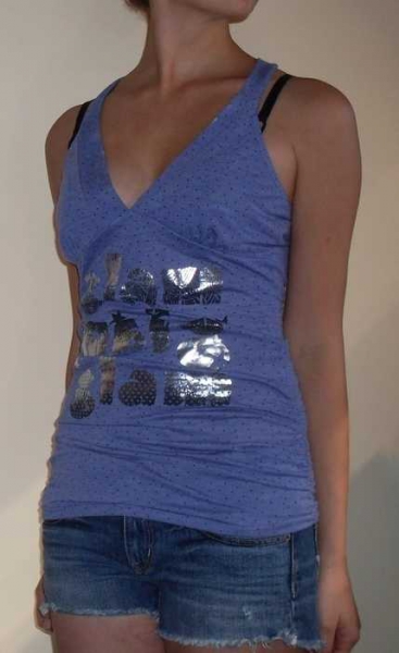 lila top mit überkreuzten trägern