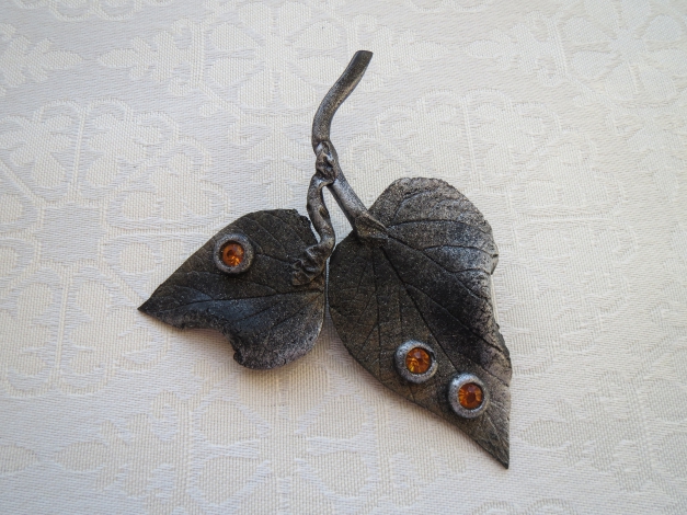 Brosche, Lederoptik, Blattform