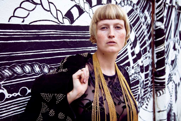 Schwarzsilber Vintagebody mit Blumenspitze