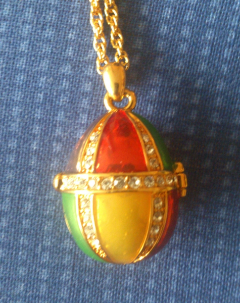 emailliertes Medaillon mit langer Kette