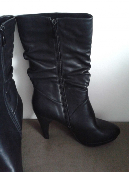 Wunderschöne warm gefütterte neue Stiefel.