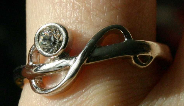 Silberner verspielter zierlicher Ring mit Strassstein
