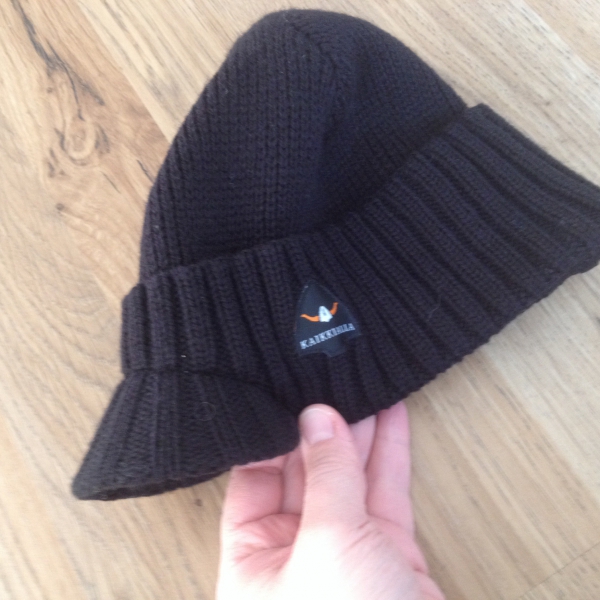 Schwarze Mütze mit verstärkter Kappe