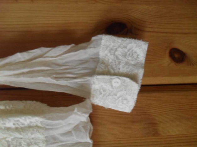 süße cremefarbene Spitzenbluse