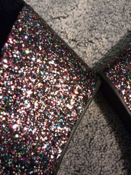 Neue Plateaupumps mit buntem Glitzer