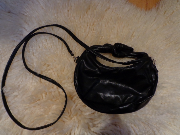 süße kleine Umhängetasche in Schleife verknotet * Kunstleder * schwarz *