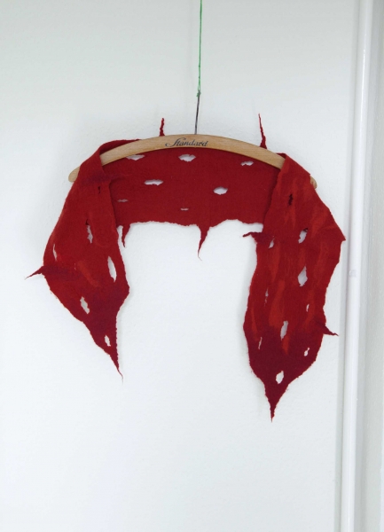 UNIKAT! zipfeliger Filzschal in warmem Rot