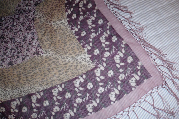 Lila Tuch mit witzigem Mustermix