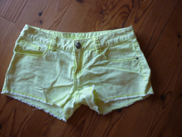 Coole neongelbe Hotpants