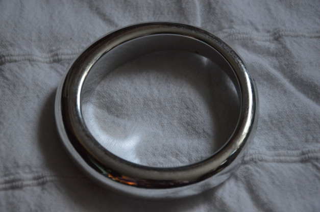 silberfarbener Armreif aus Plastik