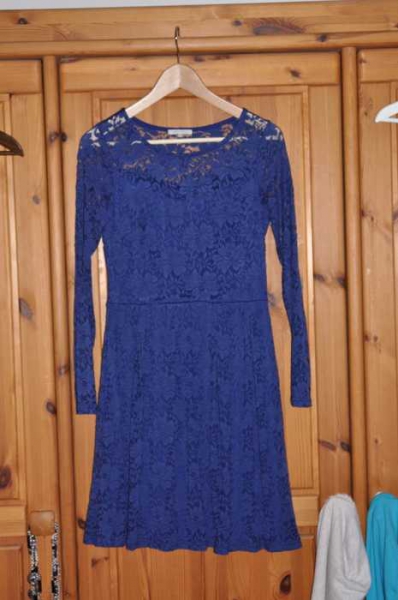 Blaues Spitzenkleid